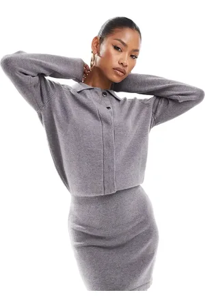 Aria Cove Grå sweaterkjole i strik i minilængde med kravedetalje og bodycon-pasform