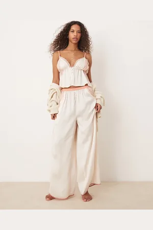 Free People Hvidt og silkeagtigt pyjamassæt med blondeindsatser