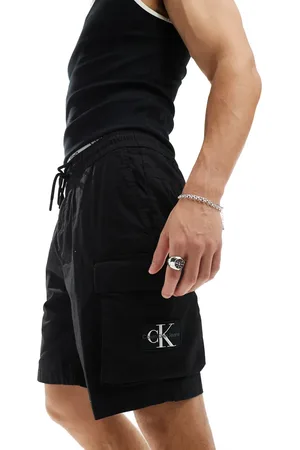 Calvin Klein Sorte cargoshorts med logomærke
