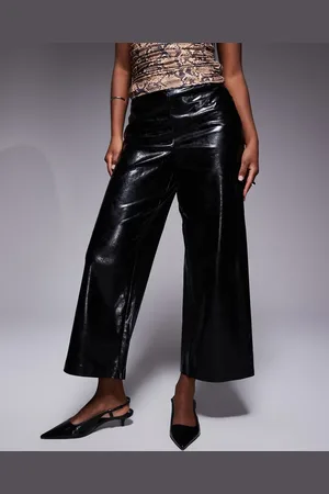 River Island Cropped og sorte bukser i imiteret læder med spænde