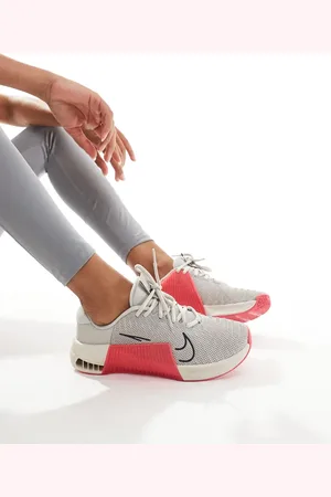 Nike Metcon 9 - Sneakers i lysegrå og pink