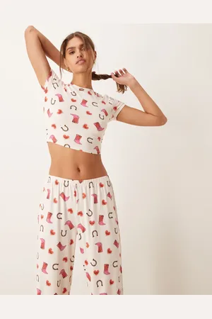 Urban Threads Pyjamassæt i poly med T-shirt og bukser med cowboystøvleprint