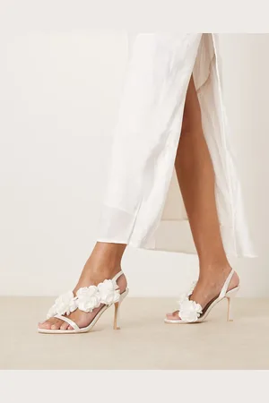 Be Mine Delira - Alt til bruden - Hvide sandaler med hæl og corsage-detalje