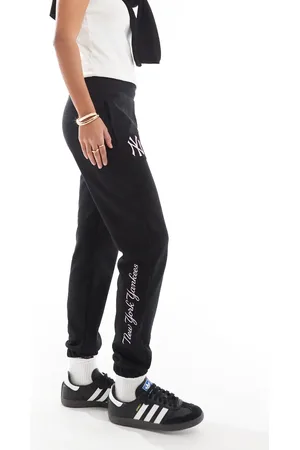 New Era NY Yankees - Sorte joggingbukser med tætsiddende buksekanter og sideprint