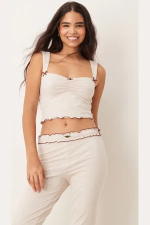 The Frolic Lys beige, meleret og cropped lounge-pyjamastop med rynker over brystet og kontrastfarvet bølgekant - Del af sæt - Kun hos ASOS-Neutral