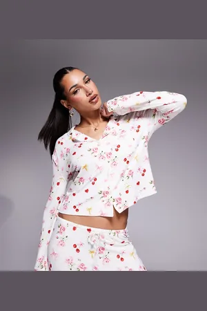 Kaiia Mix og match - Pyjamasskjorte med kirsebær-, rose- og sløjfeprint - Del af sæt - Kun hos ASOS-Multifarvet