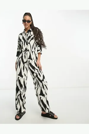 Monki Jumpsuit i sort/beige print med bindetalje-Multifarvet