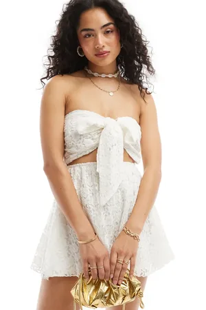 Miss Selfridge Strand-playsuit med bindebånd foran i cremehvidt blondestof