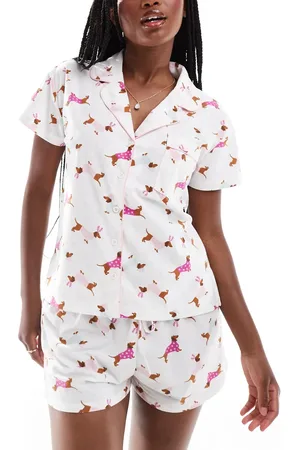 Boux Avenue Pyjamassæt i fleece med kortærmet skjorte og shorts med hundeprint-Hvid