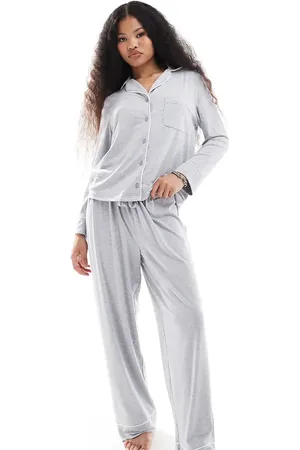 ASOS ASOS DESIGN Petite - og superblødt pyjamassæt med bukser og langærmet skjorte samt kantbånd i kontrastfarve