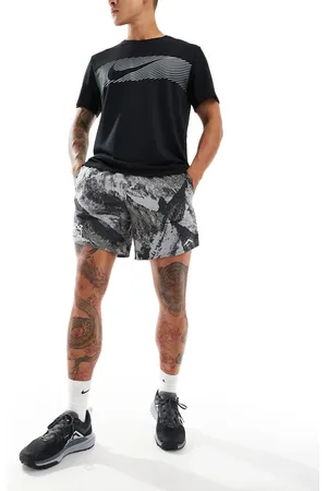 Nike Trail - Sorte shorts med print på 7 tommer