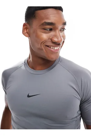 Nike Nike - Pro Training - Grå tætsiddende T-shirt