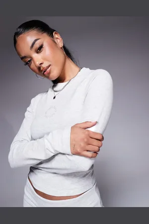 ASOS Weekend Collective - Ribstrikket top med lange ærmer og rundt logo - Del af sæt-Grå