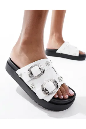 AZALEA WANG Chivonne - Hvide westernsandaler med metaldetaljer