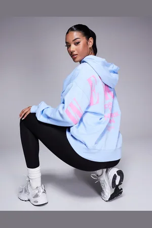 ASOS Weekend Collective - Blå oversized hættetrøje med pink, stablet logo på ryggen