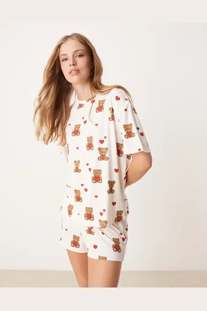 Urban Threads Pyjamassæt i polyester med hjerte- og bamseprint bestående af kortærmet T-shirt og shorts