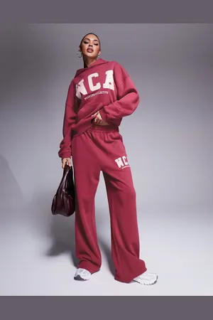 ASOS Weekend Collective - Oversized blommelilla joggingbukser med collegelogo - Del af sæt