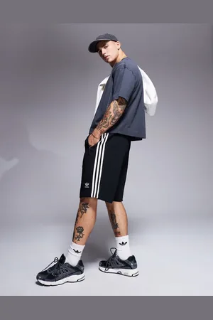 adidas Adicolour - Sorte shorts med 3 striber