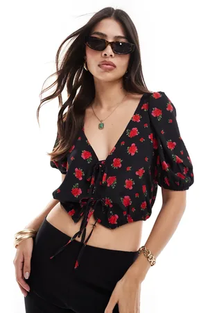 Brave Soul Croptop med pufærmer og blomstret print samt bindebånd fortil