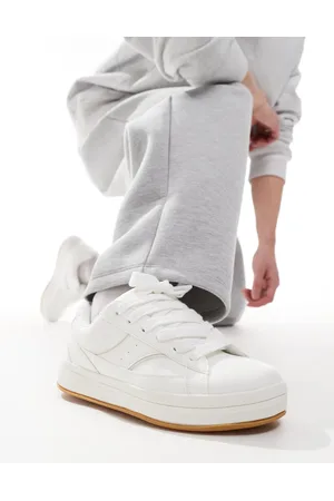 Bershka Hvide sneakers med snørebånd
