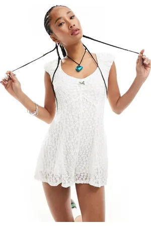 Daisy Street Flagrende playsuit med bobletekstur og rosedetalje ved brystet i blondestof-Hvid