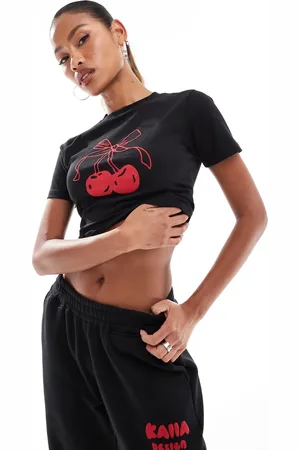 Kaiia Cropped baby-t-shirt med sløjfe-kirsebærmotiv i - Del af sæt