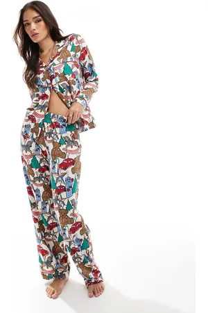 Chelsea Peers Jul - pyjamassæt i polyester, langærmet skjorte med reverskrave og bukser med legetøj-/julekugle-print