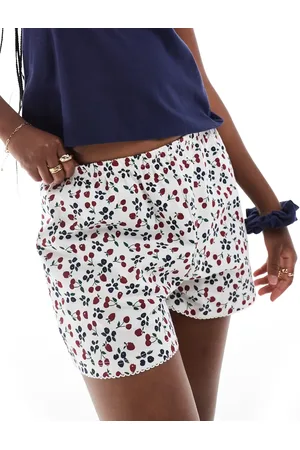 ASOS Mix og match - Flagrende pyjamasshorts i småt bordeauxrødt bærprint-Hvid