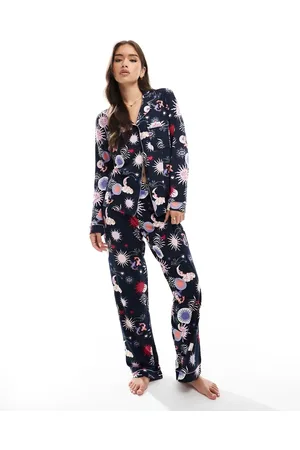 Chelsea Peers Pyjamassæt i polyester med langærmet skjorte med reverskrave og bukser med solprint