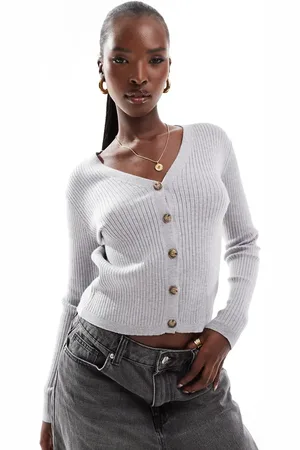 In The Style Ribstrikket og tætsiddende cardigan i grå med knapper