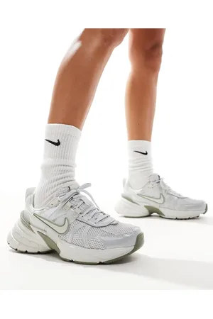 Nike V2K Run - Unisex-sneakers i hvid/grøn/sølvfarve-Sort