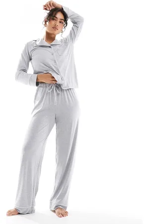ASOS Superblødt pyjamassæt med langærmet skjorte og bukser med kontrastkanter-Sort