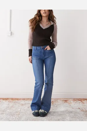Wrangler Jeans med svaj, forlommer og sømdetaljer foran i mørkeblå vintage-vask