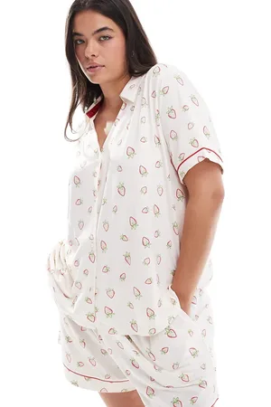 Chelsea Peers Curve - Småblomstret pyjamassæt i polyester med korte ærmer og reverskrave samt jordbærprint