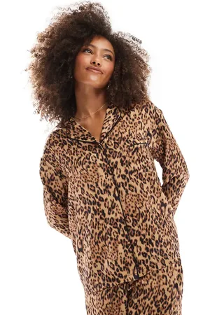 4th & Reckless Langærmet pyjamasskjorte med leopardprint i satin - Del af sæt
