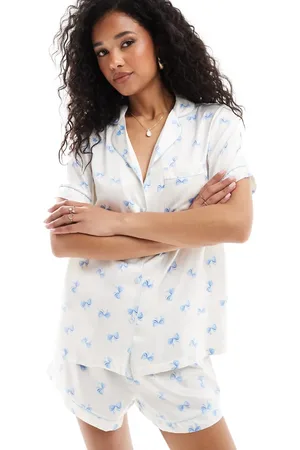Loungeable Pyjamassæt med kortærmet skjorte med reverskrave og shorts i satin med sløjfeprint