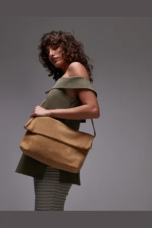 & OTHER STORIES Neutralfarvet lysebrun clutch-taske i ruskind med foldedesign og aftagelig skulderstrop