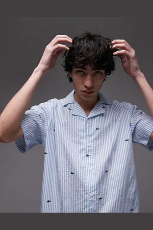 Lacoste Loungewear - Lyseblå og stribet skjorte med korte ærmer og gennemgående krokodilleprint
