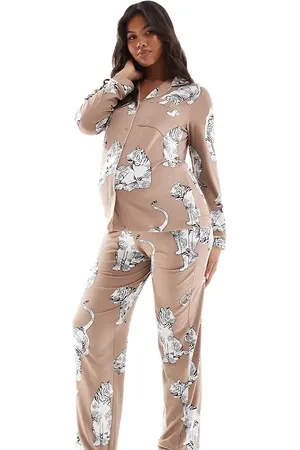 Chelsea Peers Maternity - Chokoladebrunt pyjamassæt i polyester med langærmet top med knapper og bukser med tigerprint
