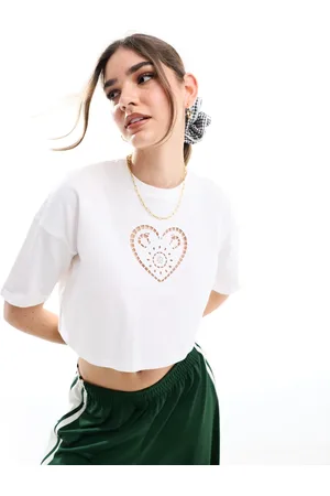 Miss Selfridge Cropped T-shirt med korte ærmer og broderet hjertedetalje
