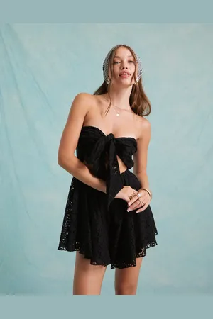 Miss Selfridge Strand-playsuit med bindebånd foran i blondestof