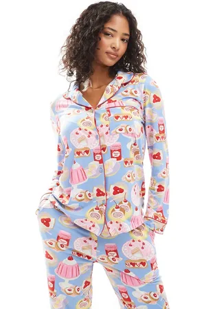 Chelsea Peers Pyjamassæt i polyester med langærmet reversskjorte og bukser med dessertprint
