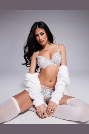 Boux Avenue Gisella - balconette-BH med broderinger
