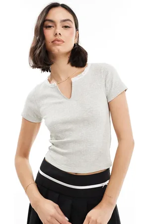 Miss Selfridge Ribstrikket T-shirt med korte ærmer og hakudskæring foran i