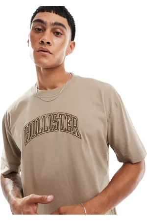 Hollister Lysebrun kraftig t-shirt med firkantet pasform og college-techlogo