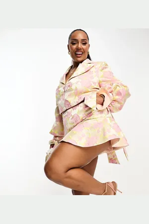 ASOS Curve - Højtaljede og flagrende shorts i jacquard med lyserødt blomstermønster og sløjfedetalje bagpå