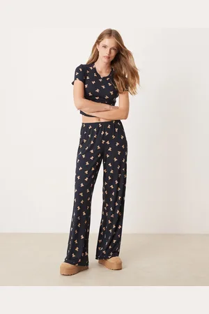 Urban Threads Marineblåt pyjamassæt i polyester med bamseprint bestående af T-shirt og bukser