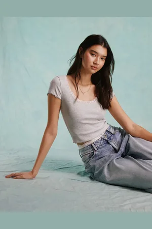 Miss Selfridge Kortærmet ribstrikket T-shirt med dyb rund hals og blondekanter