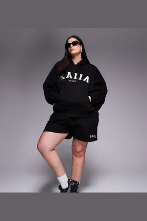 Kaiia Plus - Sorte sweat-shorts med broderet logo - Del af sæt