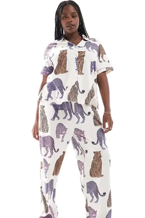 Chelsea Peers Curve - Råhvidt pyjamassæt i bomuld med bukser og kortærmet top med knapper og tonet leopardprint - Kun hos ASOS